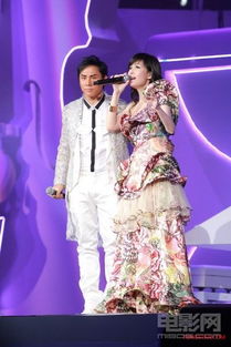 一群人激情演唱