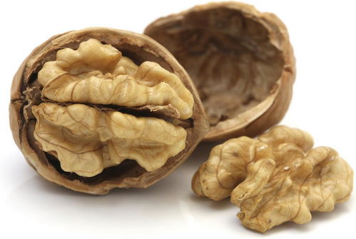 不同年代的人拿核桃对比