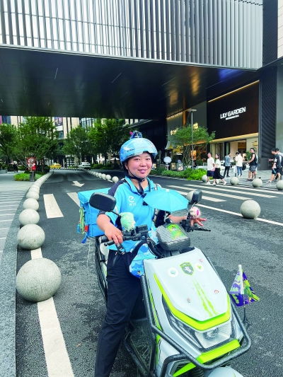 女子骑万元公路车送外卖十天赚千元，背后故事令人深思