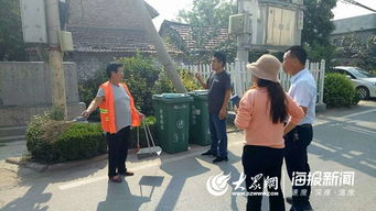 工作人员巡查街道