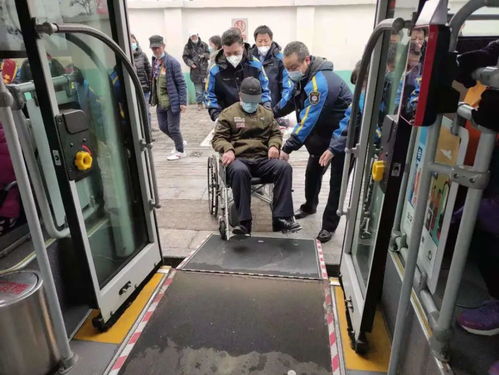 12306回应站台抽烟问题，各方看法不一！