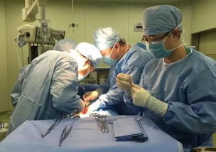 医生们在手术室内忙碌