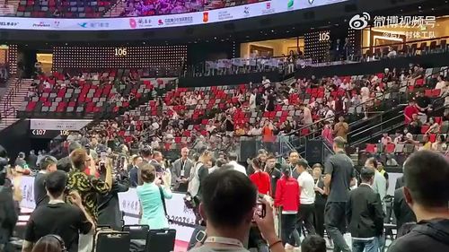 慈善赛现场热闹场景