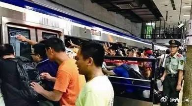 网友讨论站台抽烟