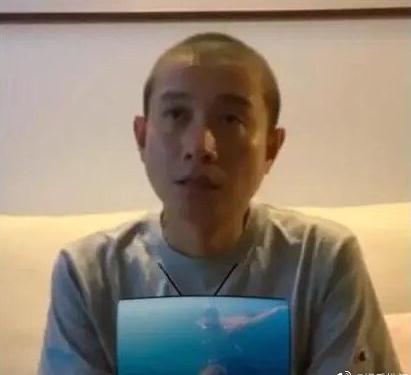 专注使用手机的人