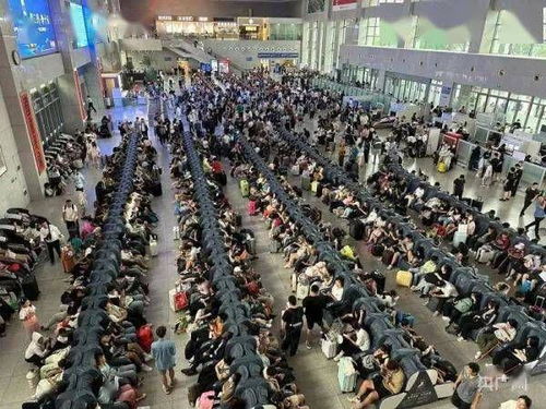 高铁站候车人群