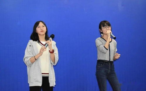 观众期待比赛结果的画面