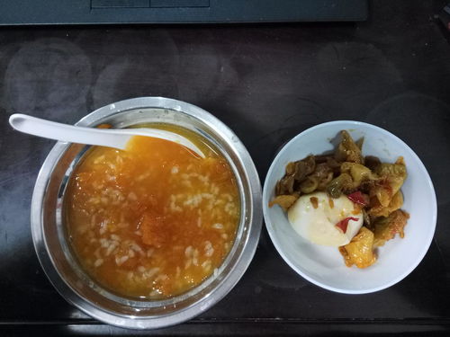 一杯冒着热气的南瓜汤