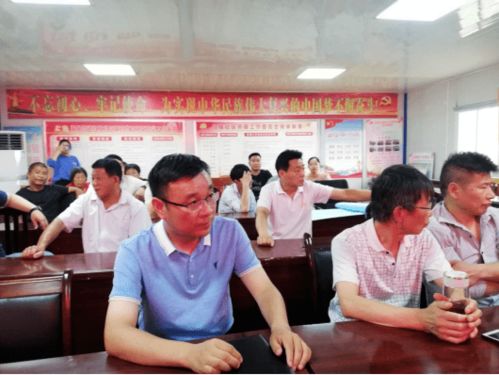 群众激烈讨论场面