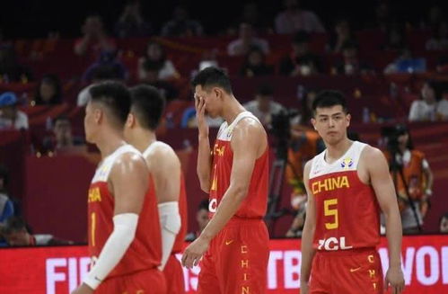 中国男篮惜败后相互鼓励