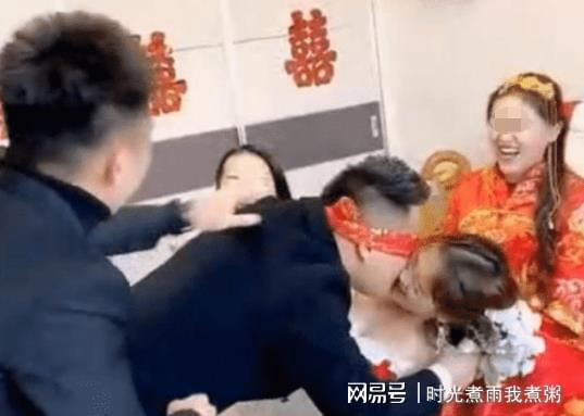 新娘在婚闹过程中露出灿烂的笑容