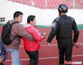 全副武装的警察在现场维持秩序