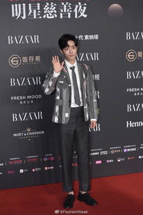 男明星穿黑西装