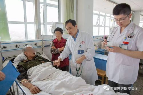 医护人员正在救治老人