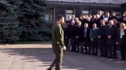 泽连斯基在合影中的表情