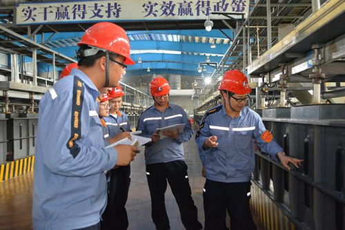 技术人员正在操作稀土提炼设备