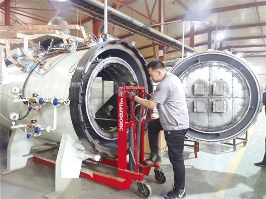 繁忙的稀土生产车间