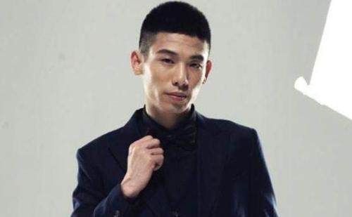 旭旭宝宝努力做引体向上