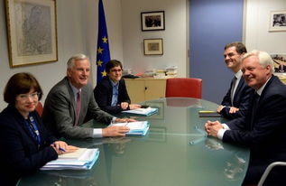 谈判桌上摆放文件