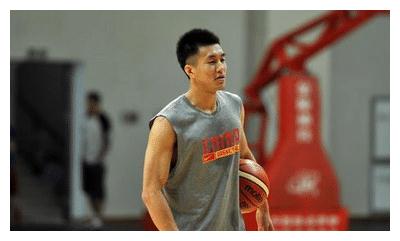 中国男篮队员们在训练馆里挥汗如雨