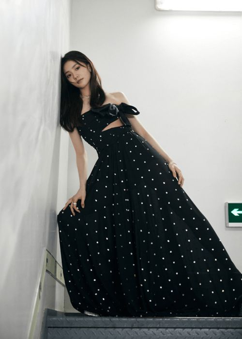 刘浩存绿色镂空长裙美照刷屏，网友直呼绝美！