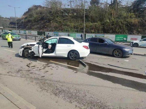 男子骑摩托遇逆行奔驰逼停，拍车遭女司机猛踹，警方回应