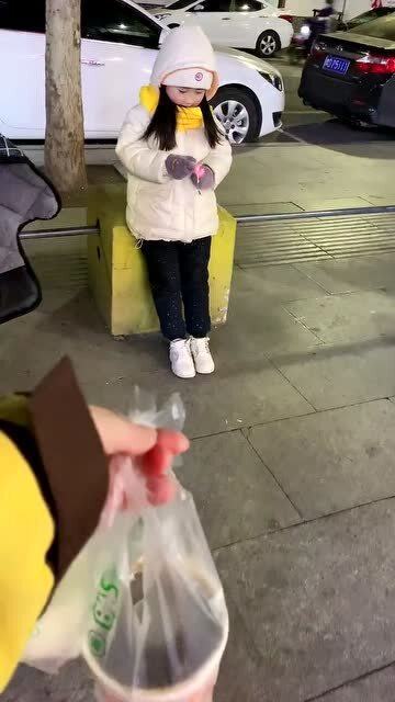 单亲妈妈背娃送外卖：承诺公婆暂不嫁人背后的故事