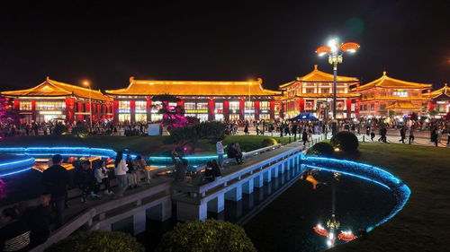 游客在大唐不夜城游览