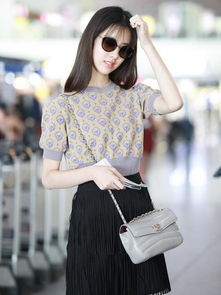 陈都灵穿着彩色流苏裙在红毯上