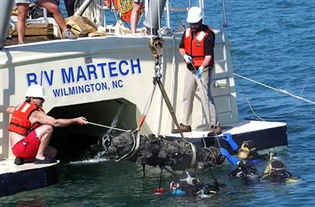 折断的海盗船残骸