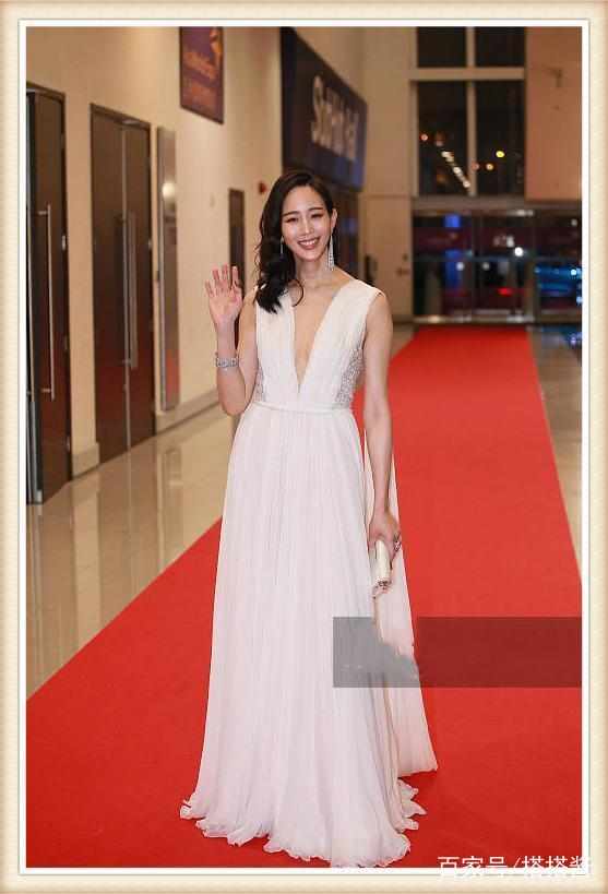张钧甯穿着白色礼服走在红毯上