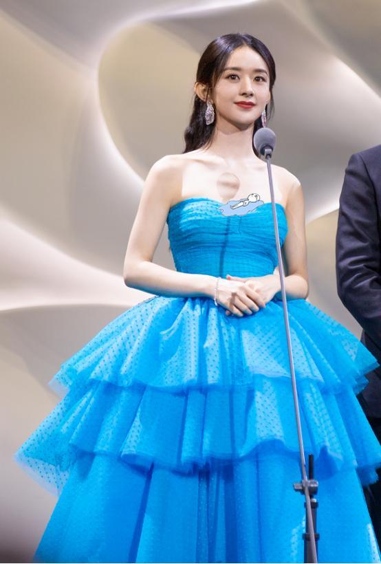 女孩穿蓝裙跳舞