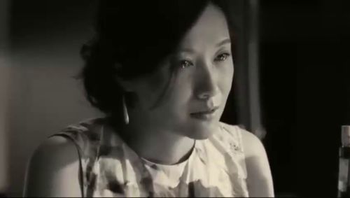 被束缚的女子哭泣