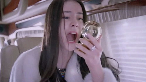 迪丽热巴与司机交谈