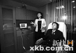 男子坐在法庭上