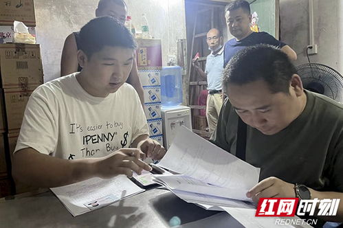 工作人员讲解政策