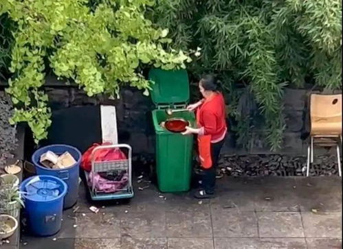 火锅店员工垃圾桶捞油，多方回应引热议