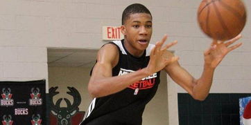 肌肉哥奋力抢球