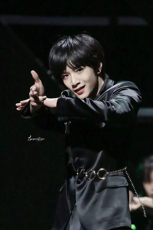 刘耀文深情演唱歌曲