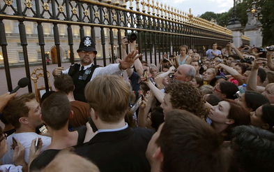 民众观看阅兵的场景