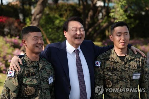 韩媒怒批尹锡悦夫妇‘迷信干政’，玄学人士竟常伴左右！