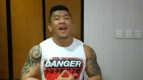 肌肉哥赛后接受采访时微笑