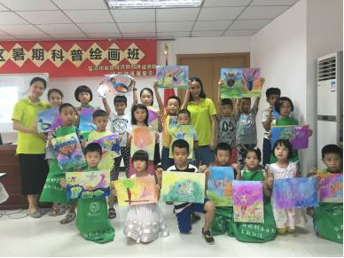 孩子自豪地举起手工画