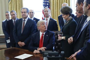 特朗普在白宫签署文件场景