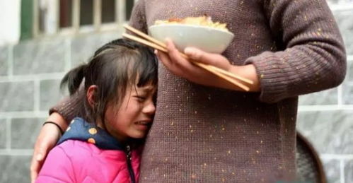 奶奶独自坐在角落哭泣