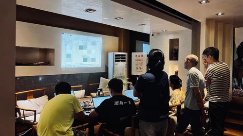 一群人在开会讨论