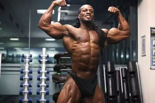 肌肉哥认真研究比赛录像