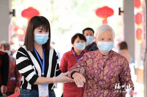 指挥部工作人员忙碌场景