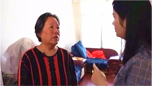 女子情绪激动地指责