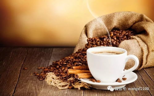 韩阿姨微笑着做咖啡